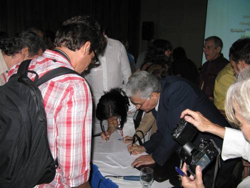 Omar González, presidente do ICAIC, assina o documento